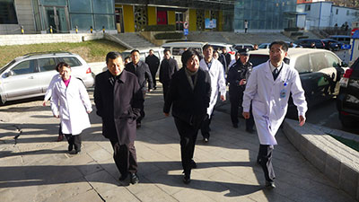 省领导在院领导陪同下前往临床科室调研.jpg