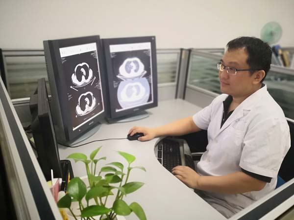 精准解读“黑白世界”助力临床———记山西省肿瘤医院核磁CT室主任医师任基伟.jpg